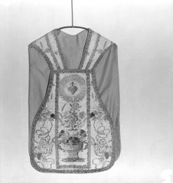 Skarbiec Katedralny - Ornat. Niemcy. 1755 - 65. Haft Polski ok. 1799. Całość, przód., skan 1