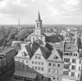 fragment panoramy miasta z kościołem pw. Matki Bożej Częstochowskiej - elewacja frontowa /południowa/- widok z wieży ratusza miejskiego, skan 1