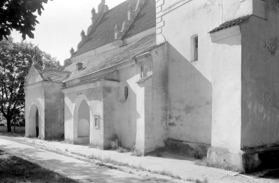 Kościół św. Stanisława Biskupa i Męczennika i św. Małgorzaty - kruchta w elewacji., skan 1