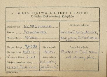 Zespół klasztorny - widok portalu bocznego w płn. elewacji kościoła - metryczka, skan 1