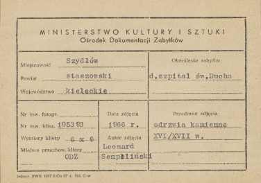 Zespół ruin kościoła i szpitala św. Ducha - widok na portal z kruchty do nawy kościoła - metryczka, skan 1