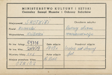 Dwór - widok ogólny ruin przed odbudową - metryczka, skan 1