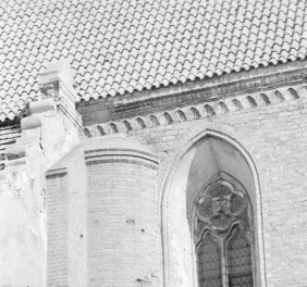 Kościół Wniebowzięcia Najświętszej Maryi Panny - styk prezbiterium z nawą. Fragment maswerku oraz gzyms., skan 1