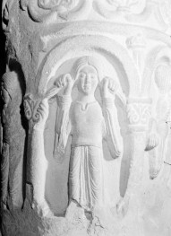 Kościół pw. Świętej Trójcy - nawa główna. Kolumna romańska. Kolumna przywar. Płaskorzeźba symbolizująca Gniew., skan 1