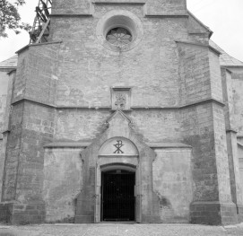 kościół N.M.P - elewacja wieży, część dolna portal, skan 1