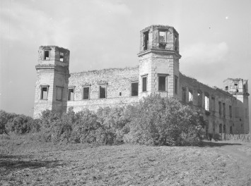 elewacja płd. ruin pałacu Tarłów w Podzamczu Piekoszowskim, skan 1