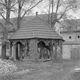 klasztor Benedyktynów - studnia na dziedzińcu, skan 1
