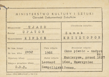 Ruiny zamku  Krzyżtopór  -  widok na otwór okienny do piwnic - metryczka, skan 1