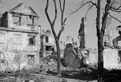 Plebania przy kościele Nawiedzenia Najświętszej Marii Panny - widok ruin., skan 1