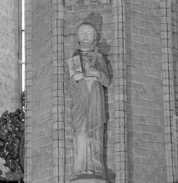 kościół pw. Wniebowzięcia Najświętszej Maryi Panny - wnętrze - rzeźba apostoła z 1325 r., skan 1