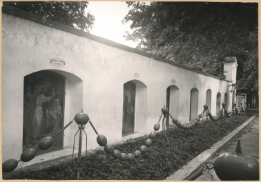 Zespół klasztorny - dziedziniec krużgankowy, widok na mur ze stacjami
 , skan 1
