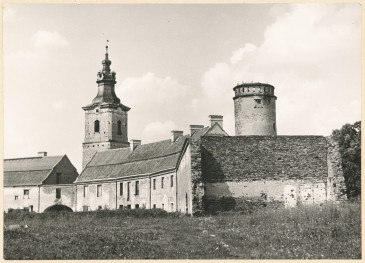 Zespół opactwa cystersów - widok od strony płd. na budynki gospodarcze oraz wieże - Krakowską i Muzyczną , skan 1