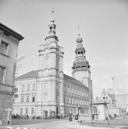ratusz miejski - elewacja frontowa - widok od południowego - zachodu, skan 1