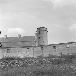 zespół klasztorny Cystersów - wieża muzyczna, widok od południowego-zachodu, skan 1
