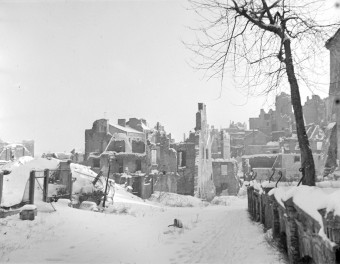Ruiny zabudowy miejskiej. Widok w kierunku ul. Mostowej, skan 1