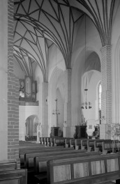katedra św. Michała Archanioła - wnętrze: nawa główna, chór muzyczny, skan 1