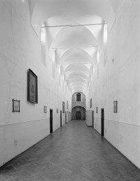 zespół klasztorny ss. Benedyktynek - wnętrze:  korytarz na 1. p., skan 1