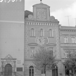 Kamienica - elewacja frontowa barokowo-klasycystyczna. Górna część ozdobiona tympanonem z herbem i dekorem rokoko. Attyka z herbem i rzeźbionym ornamentem roslinnym. W budynku widoczny gzyms koronujący (pod attyką), gzyms międzykondygnacyjny, gzyms okienny a tuż nad parterem gzyms cokołowy. Obok kamienicy portal z herbem. , skan 1