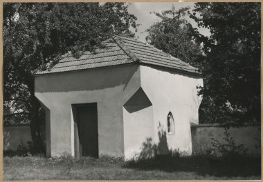 Kościół parafialny - widok na kostnicę, skan 1