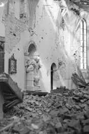 Ruiny kościoła Nawiedzenia Najświętszej Marii Panny - wnętrze zniszczone prezbiterium. Po lewej stronie zniszczony korpus ambony. Widoczne służki na ścianach., skan 1