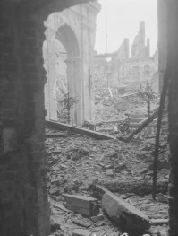 Zniszczony kościół pw. św. Marcina. Ruiny. Zniszczone wnętrze. , skan 1