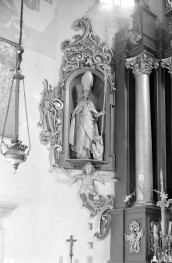 Kościół Trójcy Świętej i Narodzenia Najświętszej Maryi Panny - wnętrze: cząść ołtarza głównego, figura św. Stanisława, skan 1