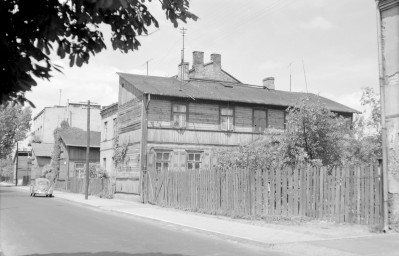 drewniany budynek mieszkalny - elewacja frontowa, skan 1