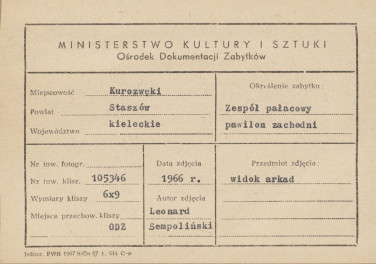 Zespół pałacowy - pawilon zachodni - widok na ryzalit i fragment wnętrza w ruinie - metryczka, skan 1