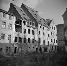 kamienice - elewacje frontowe, zniszczenia, skan 1