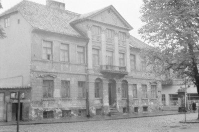 kamienica - detal architektoniczny, fronton, skan 1