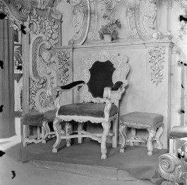 kościół Podwyższenia Krzyża Świętego - wnętrze, prezbiterium, tron przed ołtarzem, skan 1