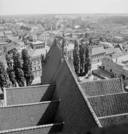 Kościół Wniebowzięcia Najświętszej Maryi Panny - dach dwuspadowy prezbiterium i nawy głównej oraz dachy naw bocznych., skan 1