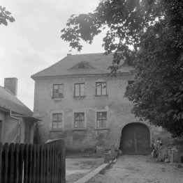 zamek, ob. biblioteka publiczna - skrzydło północne, elewacja frontowa, skan 1