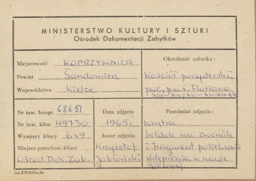 Zespół klasztorny - kościół, wnętrze ,  widok na zwornik w sklepieniu nawy głównej - metryczka, skan 1