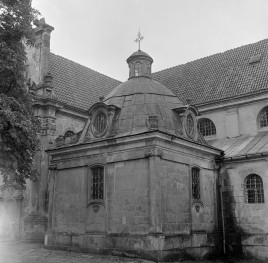kościół pw. Wniebowzięcia Najświętszej Marii Panny i św. Wojciecha, cysterski - elewacja północno-zachodnia, kaplica Wincentego Kadłubka, skan 1