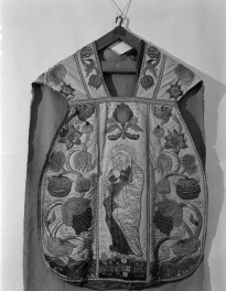 klasztor Benedyktynek - zbiory - ornat /przód/, skan 1