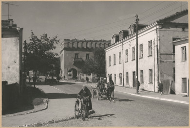 Miasto - widok ulicy z zamkiem w tle

 , skan 1