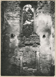 Zespół ruin kościoła i szpitala św. Ducha - widok na portal z kruchty do nawy kościoła, skan 1