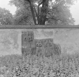 mur przy kościele parafialnym pw. św. Marcina Biskupa - fragment z epitafiami, skan 1