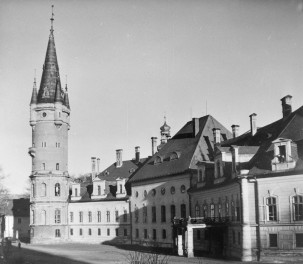 pałac hrabiego von Magnisa - elewacja z wieżą, skan 1