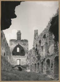 Ruiny zamku  Krzyżtopór  -  widok od strony płd. -  wsch. na wnętrze skrzydła wsch. , skan 1