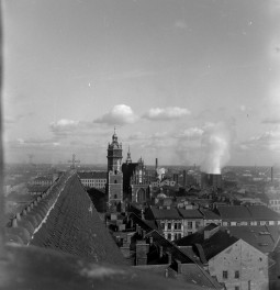 kościół pw. Bożego Ciała - elewacja zachodnia na tle panoramy miasta, skan 1