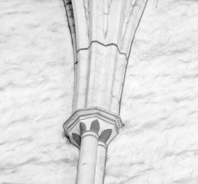 Kościół pod wezwaniem św. Jakuba i św. Mikołaja - wnętrze: kapitel i słóżki w prezbiterium., skan 1