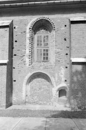 kościół Przemienienia Pańskiego - prezbiterium, elewacja boczna, okno i blenda, skan 1