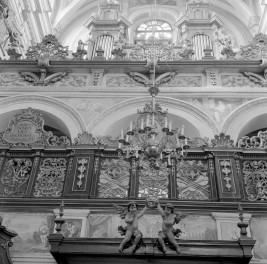 bazylika Matki Bożej Bolesnej - wnętrze, chór muzyczny, prospekt organowy, skan 1