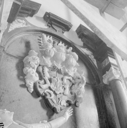 kościół parafialny pw. św. Bartłomieja - wnętrze: nagrobek Oppersdofow, część środkowa - Jerzy postać zmarłego fragment, skan 1