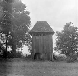 dzwonnica przy kościele ewangelickim, ob. rzymskokatolicki parafialnym pw. Niepokalanego Poczęcia Najświętszej Marii Panny - widok ogólny, skan 1