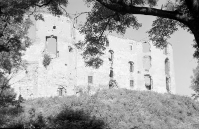 Zamek. Zniszczone fragment murów. Ściana wschodnia., skan 1