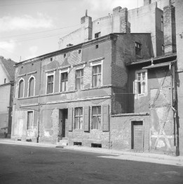 kamienica - elewacja frontowa oraz fragment elewacji szachulcowej , skan 1