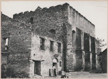 Synagoga - widok ogólny od strony płd. - zach. wraz z ruinami przyległego budynku , skan 1